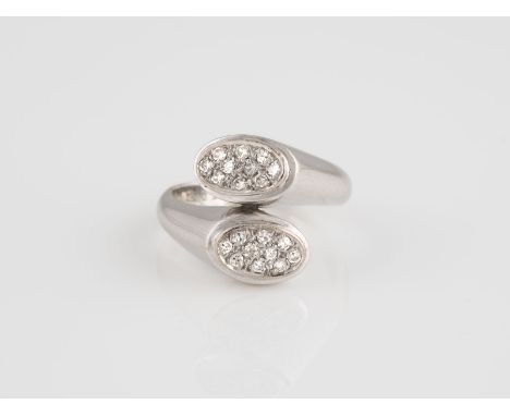 RING Weißgold. Ringmaß ca. 55,5, Ges.-Gew. ca. 6,9 g. Gest. 585. 10 Diamanten im 8/8-Schliff, zusammen ca. 0,25 ct.