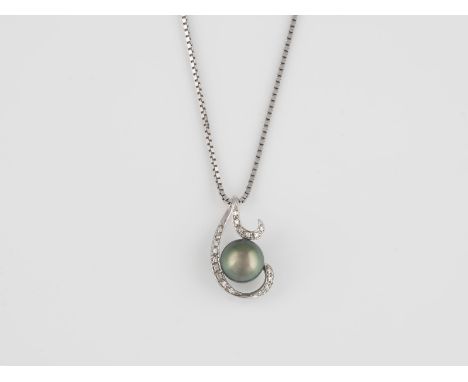 ANHÄNGER MIT KETTE Weißgold. Anhänger L. 2,3 cm. Ges.-Gew. ca. 2,4 g. Gest. 18 K. Eine Perle, D. ca. 9,3 mm, 19 Diamanten, zu