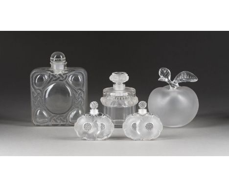 LALIQUESAMMLUNG VON FÜNF FLAKONS Franlreich, 20. Jh. Farbloses Kristallglas, gepresst, part. satiniert. 19x14x5 cm (großer Pa