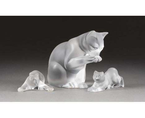 LALIQUEKATZENFAMILIE Frankreich, nach 1945 Farbloses Pressglas, satiniert. 12x14x8,5 cm (Große Katze). Jeweils bez. 'Lalique 