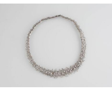 COLLIER Weißgold. L. ca. 43,5 cm, Ges.-Gew. ca. 72,6 g. Gest. 750, Herstellersignet (undeutlich). 28 Brillanten, zusammen ca.