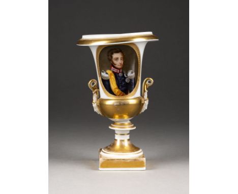 KRATERVASE MIT PORTRÄT DES GROSSHERZOGS VON BADEN Deutsch, wohl Thüringen, 19. Jh. Porzellan, glasiert, aufgelegte Maskarons 