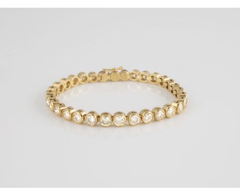 ARMBAND Gelbgold. L. 16,5 cm, Ges.-Gew. ca. 18,8 g. Gest. 18 K, 750. 32 Brillanten, zusammen ca. 7,2 ct., etwa I-J SI2-P. Par