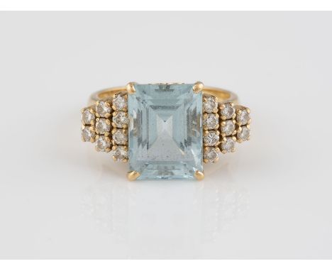 RING Gelbgold. Ringmaß ca. 53, Ges.-Gew. ca. 6,7 g. Geprüft 18 K. Ein Aquamarin, ca. 6,0 ct., 18 Brillanten, zusammen ca. 0,5