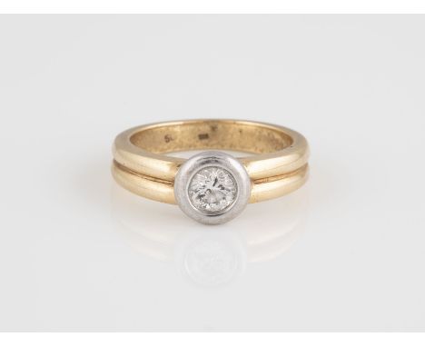 RING Gelbgold, Weißgold. Ringmaß ca. 55, Ges.-Gew. ca. 6,5 g. Gest. 585. Ein Brillant, ca. 0,50 ct.