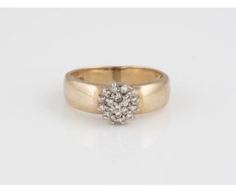 RING Gelbgold, Weißgold. Ringmaß ca. 52,5, Ges.-Gew. ca. 5,0 g. Gest. 585. 18 Brillanten, zusammen ca. 0,14 ct. Schienengröße