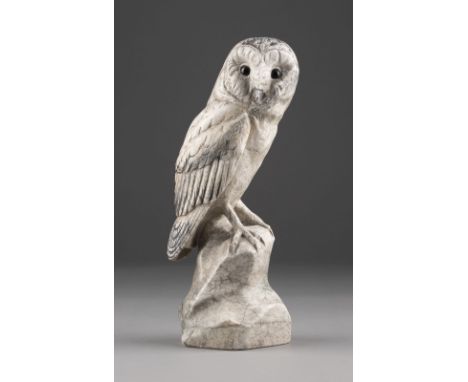 HERMANN HENDRIUS TER MEER1871 - 1934SITZENDE SCHLEIEREULE Alabaster, Glasaugen, auf einem felsartigen Sockel. H. 32, B. 12, T