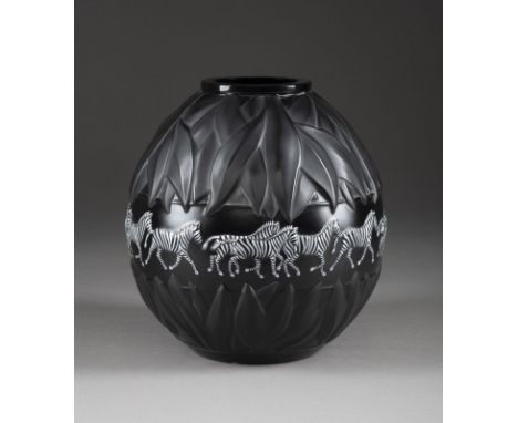 LALIQUEVASE 'TANZANIA' Frankreich, Verrerie Lalique, Entwurf von Marie Claude Lalique (1935 - 2003), 1990er Schwarzes Glass, 