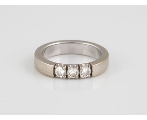 RING Weißgold. Ringmaß ca. 57, Ges.-Gew. ca. 9,0 g. Gest. 750. Drei Brillanten, zusammen ca. 0,54 ct.
