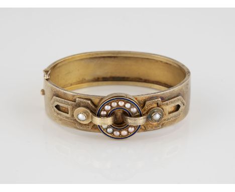 ARMREIF Gelbgold. Innenmaß ca. 5,6 x 4,5 cm, Ges.-Gew. ca. 21 g. Geprüft 14 K. Kleine Perlen, zwei Perlen wohl ergänzt, Email
