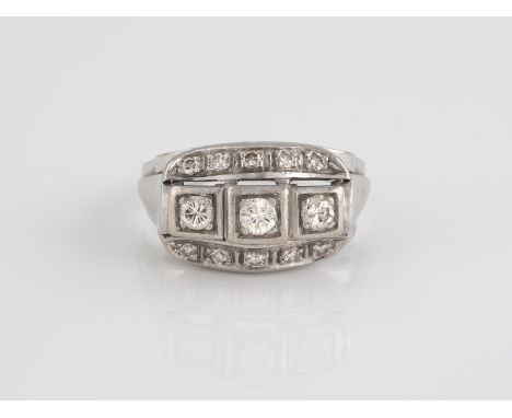 RING Weißgold. Ringmaß ca. 61, Ges.-Gew. ca. 7,8 g. Geprüft 14 K, undeutlich punziert, wohl 590, Herstellermonogramm 'HR'. Dr
