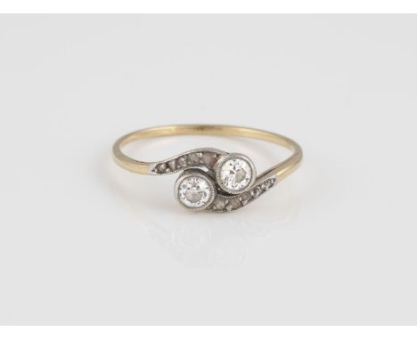 RING Gelbgold, Weißgold. Ringmaß ca. 57, Ges.-Gew. ca. 1,5 g. Gest. 585. Zwei Diamanten im Altschliff, zusammen ca. 0,24 ct.,