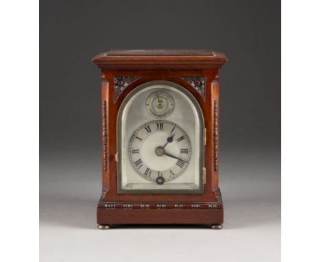 KLEINE BRACKET-CLOCK England, um 1900 Mahagoni, Bronze, Messing, Stahl, Glas. 16,5 x 12,5 x 9,5 cm. Werk bez. 'Coventry Astra