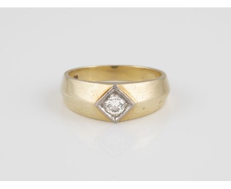 RING Gelbgold, Weißgold. Ringmaß ca. 67, Ges.-Gew. ca. 11,1 g. Gest. 585, Caratangabe des Diamanten geritzt. Ein Brillant, fa