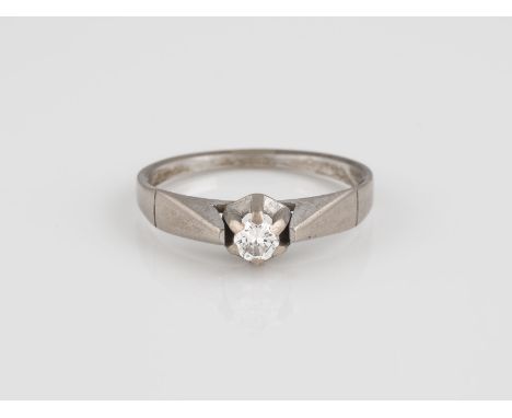 RING Weißgold. Ringmaß ca. 60, Ges.-Gew. ca. 3,9 g. Gest. 750, Caratangabe des Diamanten gemarkt. Ein Brillant ca. 0,25 ct.