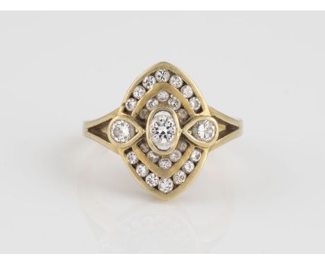 RING Gelbgold. Ringmaß ca. 53,5, Ges.-Gew. ca. 3,9 g. Gest. 585, Caratangabe der Diamanten gemarkt. 27 Brillanten, zusammen c