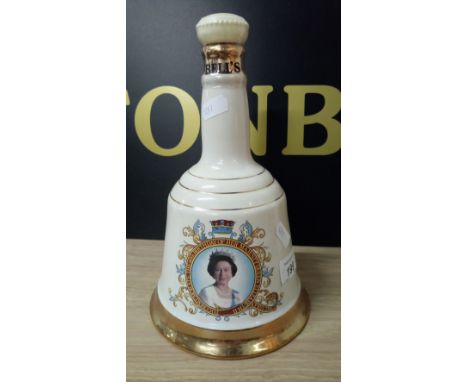 BELLS WHISKEY DECANTER ' ER II 60TH BIRTHDAY 1986 ( FULL )