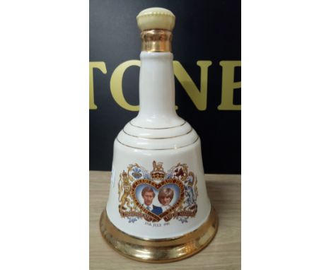 BELLS WHISKEY DECANTER ' CHARLES & DIANA ' 1981 ( FULL )