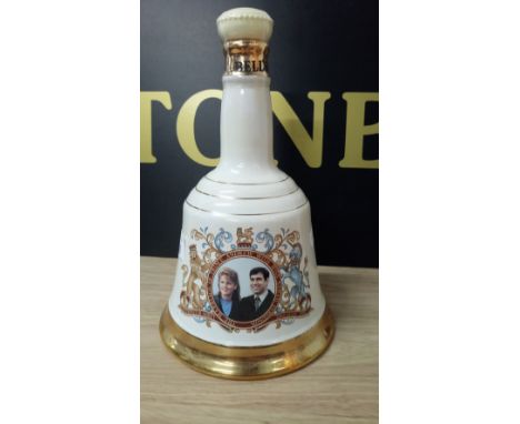 BELLS WHISKEY DECANTER ' ANDREW & SARAH ' 1986 (FULL)