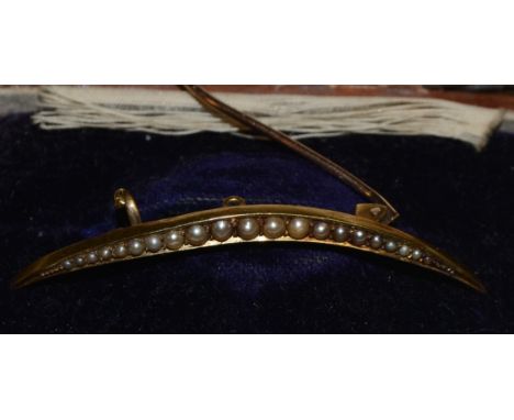 An Edwardian seed pearl in set 15ct gold crescent brooch, 2.46 gross, cased 