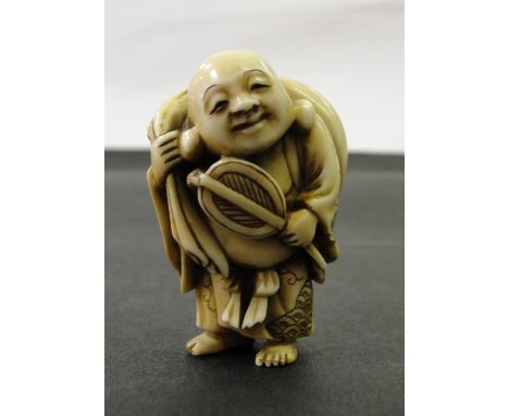 A Japanese Ivory Netsuke:
19th century
In the shape of Hotei holding a fan and carrying a burden on his back
H 5 cm
 CONDITIO