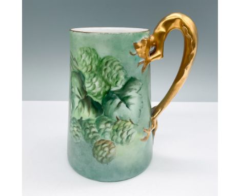 This elegant Favorite Bavaria tankard features a hand-painted design of vibrant green foliage and hop cones, enhanced by a st