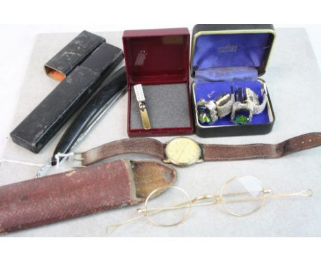 A small lot of collectables to include a Rotary watch, cut throat razor, cufflinks and tie clip.