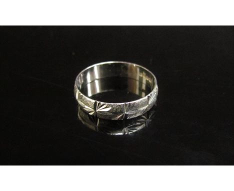 An 18ct white gold engraved band. Size M, 1.9g 