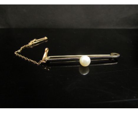 A gold bar brooch with single pearl, stamped 15ct, in fitted box, 3.1g 