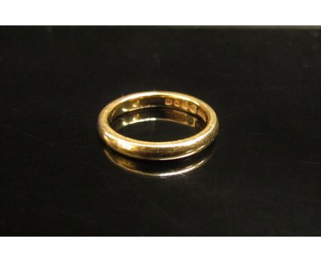 A 22ct gold wedding band. Size K, 4.3g 