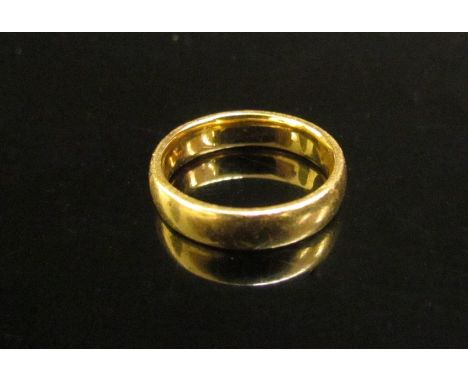 An unmarked gold wedding band. Size J/K, 5g 