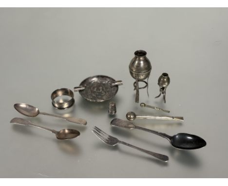 A collection of white metal and silver to include a London and Edinburgh silver tea spoons, a Victorian London silver dessert