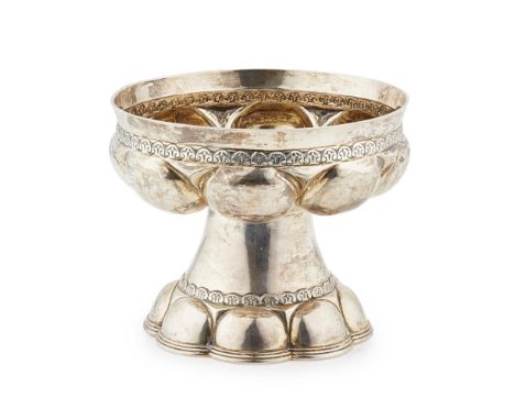 An early 20th century Tudor style cupHamilton &amp; Inches, Edinburgh 1927, of traditional font shape, with presentation engr