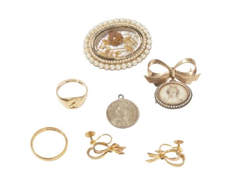 A collection of jewelleryto include an 18ct gold signet ring, a 22ct gold wedding band, a small Georgian portrait miniature i