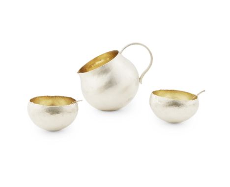 A pair of modern salt cellars, Patricia HamiltonLondon 1992, feature hallmarks to base, of circular form, planished matte fin