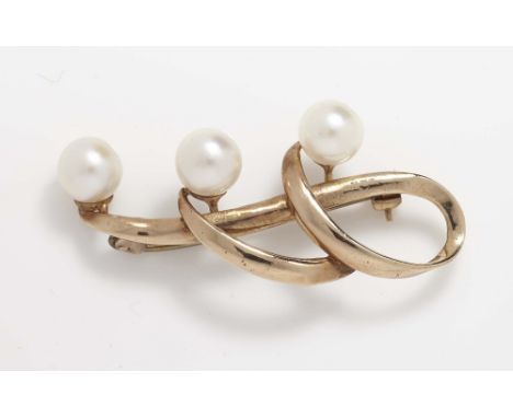 A modern 9ct gold mounted cultured pearl set broochof scroll design set with three cultured pearls43mm x 20mm