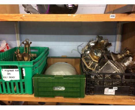 A quantity of light fittings