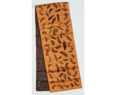 Schal "Federn", Hermès Ende 20. Jh.Seide. Langer, rechteckiger Schal, d. orange Grund m. versch. Federn, m. brauner Seide abg