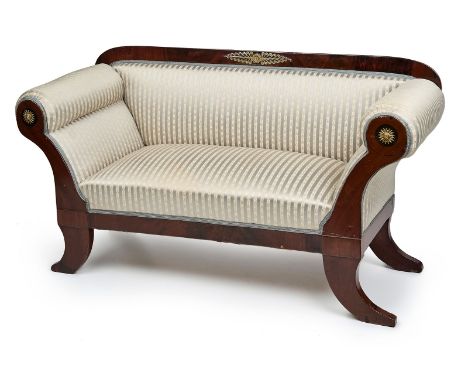 Kl. Biedermeier-Sofa, Kindesofa, norddt. um1825/30. Mahagoni furniert. Bronzierzierbeschläge m. abgerundeten Ecken. Trommelfö