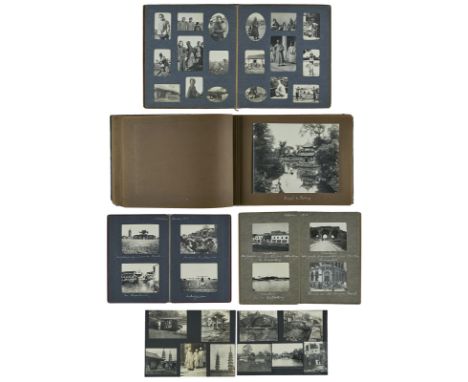 4 Alben u. 1 Ordner mit insges. ca. 350meist privaten u. vintage s/w-Fotografien. "China: Peking, Shanghai, Nankin (Najing), 