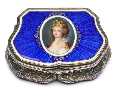 Kl. Tabatière, Louis XVI.-Stil, 20. Jh.900er Silber, innen vergoldet. Flacher Korpus m. bauchiger, vorn eingeschnürter Wandun