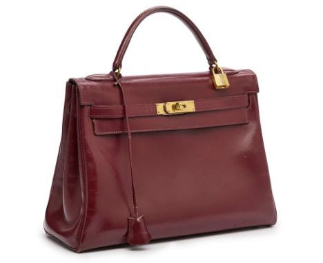 Handtasche "Kelly Bag",Hermès 1960er Jahre. Dunkelrotes, glattes Leder, goldfarbene Metall- Elemente. Typ. Form m. 1 Henkel, 