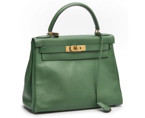 Handtasche "Kelly Bag",Hermès wohl Ende 20. Jh. Grünes, genarbtes Leder, goldfarbene Metall- Elemente. Typ. Form m. 1 Henkel,