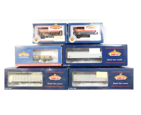 Bachmann Branchline OO gauge rolling stock, including 33-276 46 ton GLW VGA sliding wall van, Railfreight Distribution, 38-05