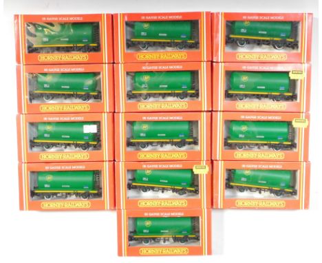 Hornby OO gauge rolling stock, R001 BP petrol tank wagons, TTA, boxed. (13)