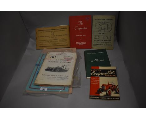 A group of interesting vintage tractor and agricultural machinery instruction manuals and pamphlets, David Brown, Ford, Sunsh