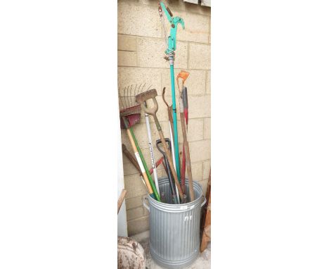 GARDEN TOOLS IN GALVANIZED BIN