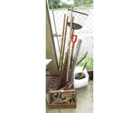 QUANTITY OF GARDEN TOOLS