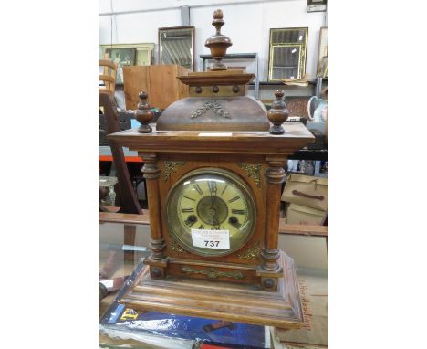 DECORATIVE OAK CASED MANTEL CLOCK