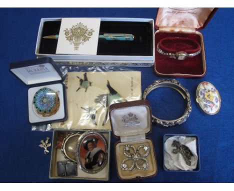 Bag of assorted silver and costume jewellery to include; Buckingham Palace pen in box, ladies wrist watch, Scotland plume jew